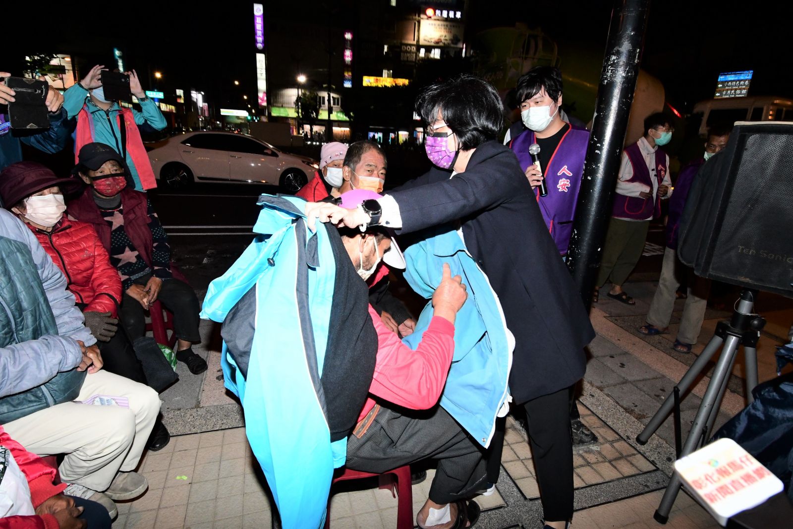 影／氣溫驟降　彰化縣政府寒夜發放街友熱食及禦寒服務 - https://www.watchmedia01.com