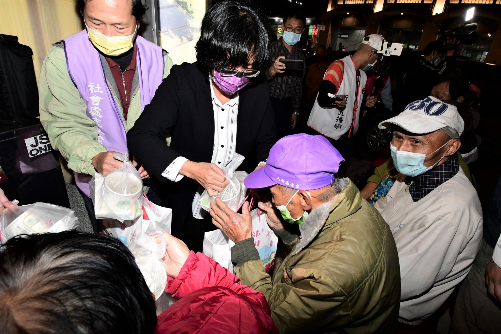 影／氣溫驟降　彰化縣政府寒夜發放街友熱食及禦寒服務 - https://www.watchmedia01.com