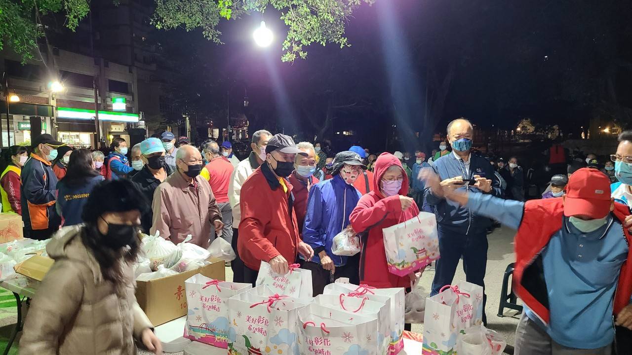 影／氣溫驟降　彰化縣政府寒夜發放街友熱食及禦寒服務 - https://www.watchmedia01.com