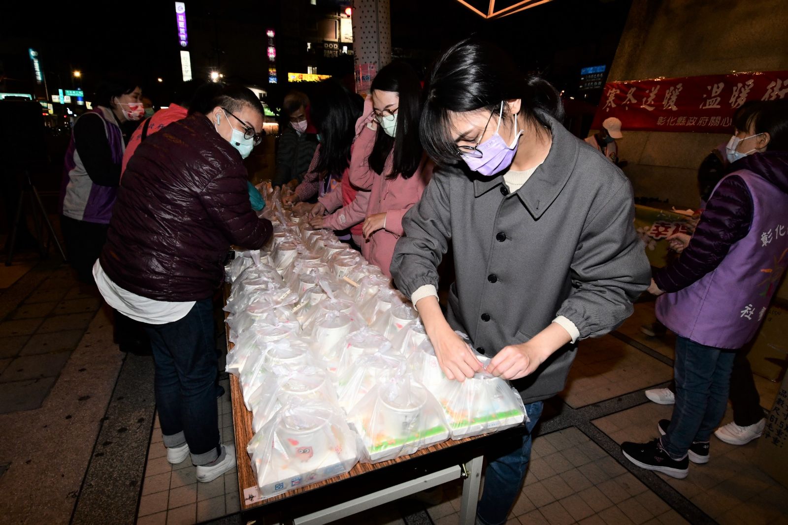 影／氣溫驟降　彰化縣政府寒夜發放街友熱食及禦寒服務 - https://www.watchmedia01.com