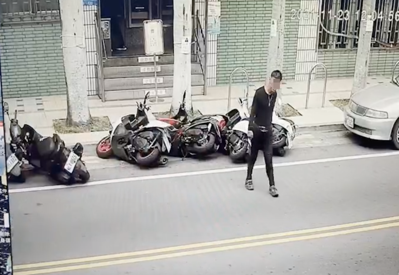 覺得被機車嘲笑！自認「1打19」　失業男推倒停在路旁19部機車 - https://www.watchmedia01.com