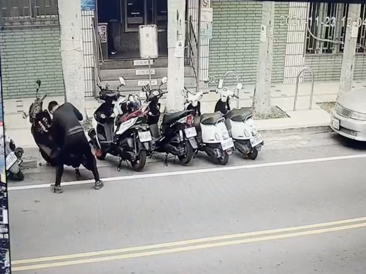 覺得被機車嘲笑！自認「1打19」　失業男推倒停在路旁19部機車 - https://www.watchmedia01.com