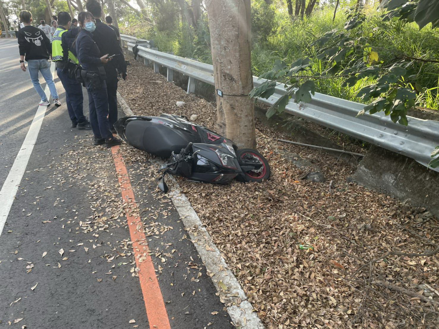 影／男大生打完疫苗騎機車在彰139線失控衝到對向車道撞擊路樹斷魂 - https://www.watchmedia01.com
