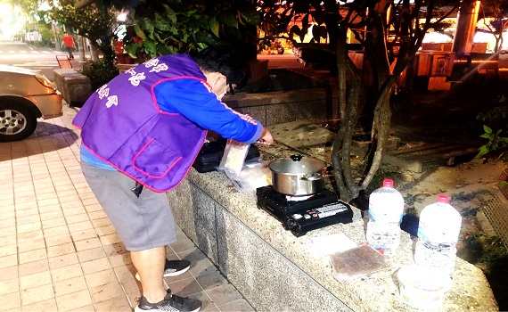 南投縣政府與人安基金會合作為街友準備牛肉麵熱食暖胃 - https://www.watchmedia01.com