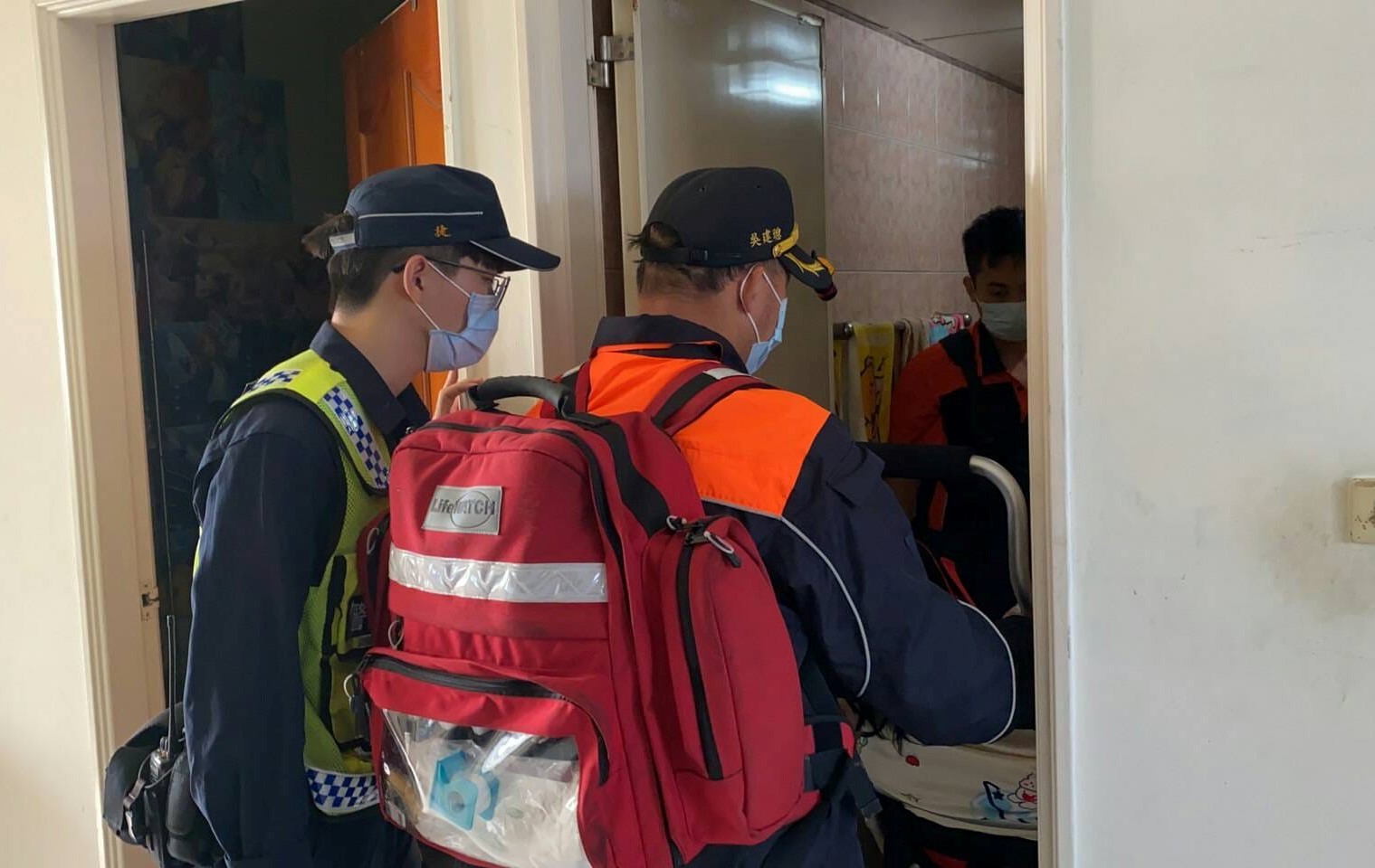 獨居老婦跌倒受傷困家中　員警消防聯手救援脫險 - https://www.watchmedia01.com