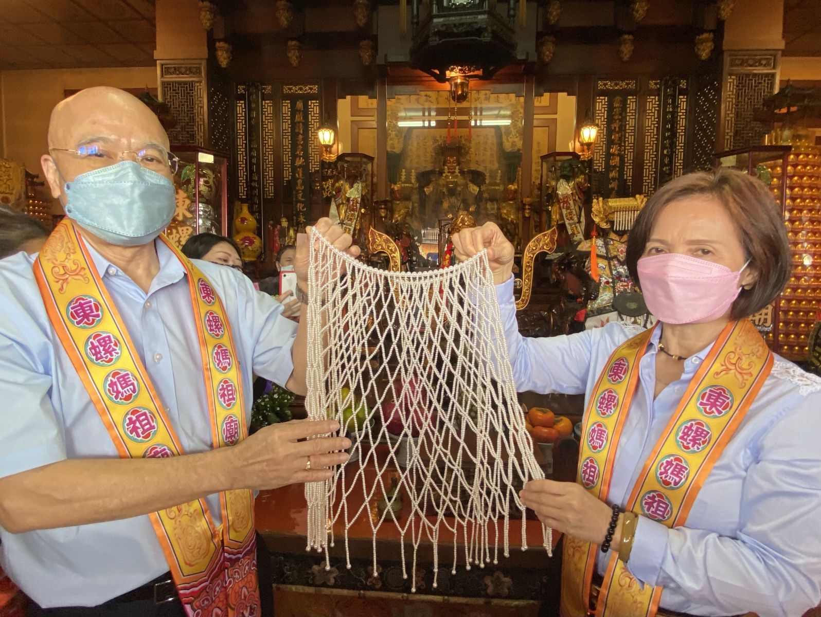 影／名師用日本珍珠打造手工披肩　台商受獎前先到東螺開基天后宮還願 - https://www.watchmedia01.com