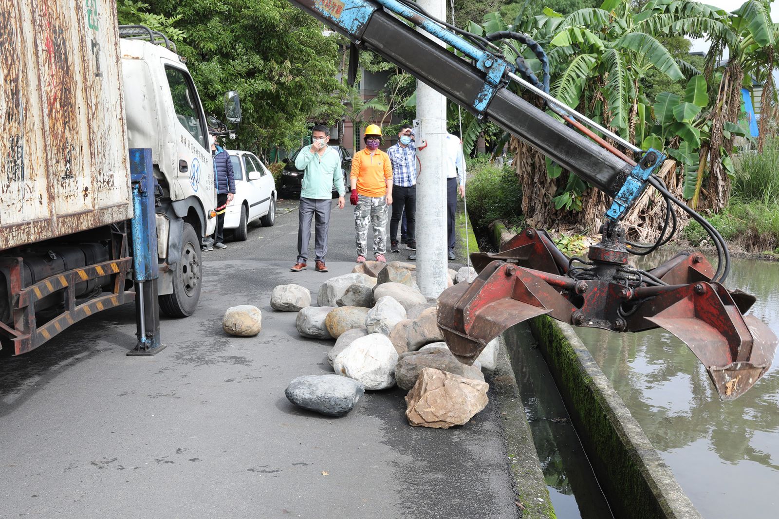 行徑怪異「堆石男」電線桿下擺放百顆大石 被警攔下還意圖衝撞 - https://www.watchmedia01.com