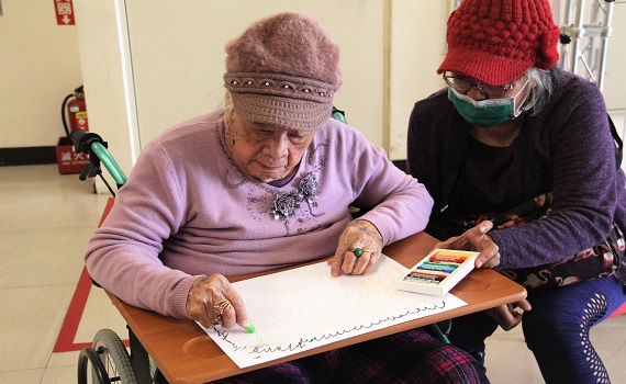 陳靈兒百歲人生繽紛多彩 屏基護家舉辦畫展歡慶102歲生日 - https://www.watchmedia01.com