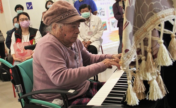 陳靈兒百歲人生繽紛多彩 屏基護家舉辦畫展歡慶102歲生日 - https://www.watchmedia01.com