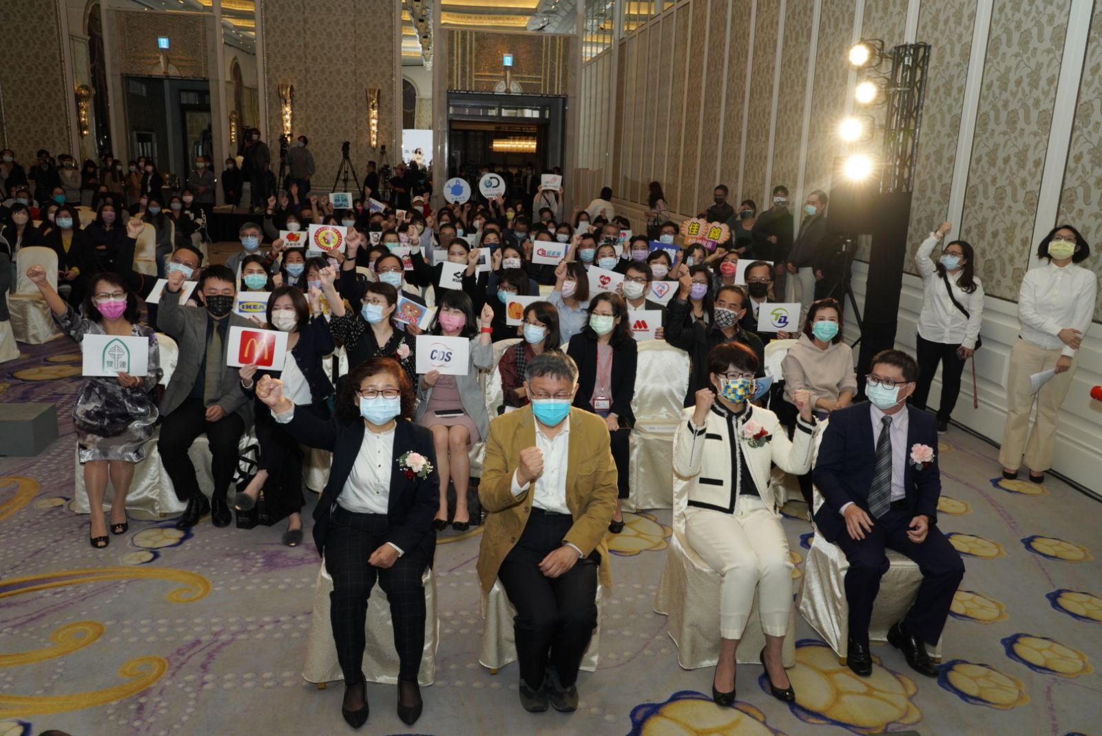 善盡企業責任勇於進用 柯文哲頒47企業菁業獎 - https://www.watchmedia01.com