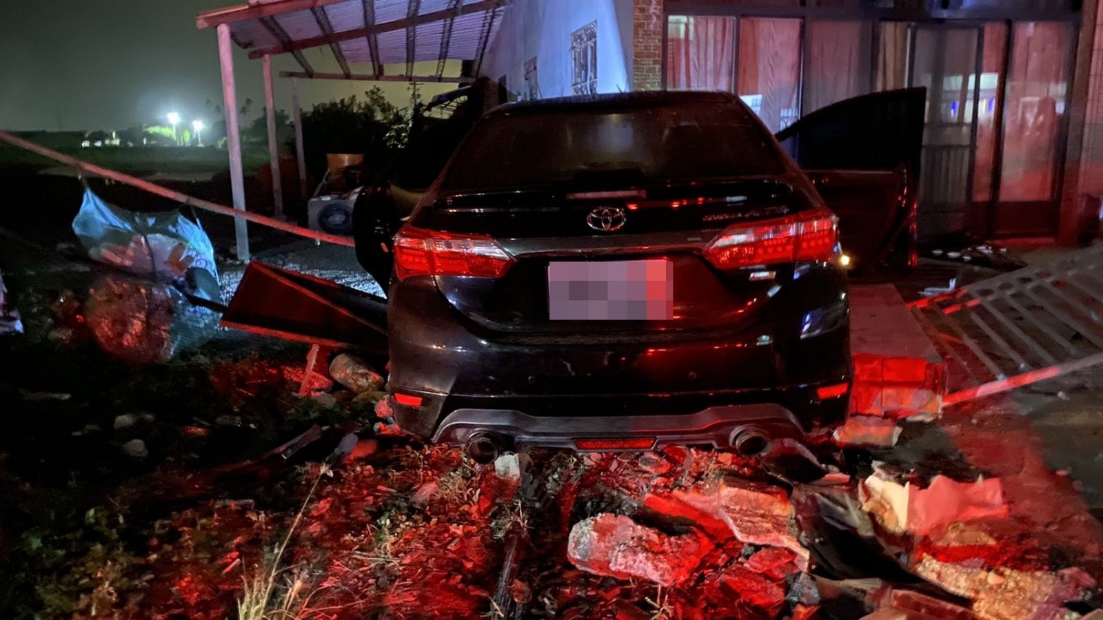 小鋼炮暗夜碰撞國民神車　2敗俱傷 車上6人全送醫 - https://www.watchmedia01.com