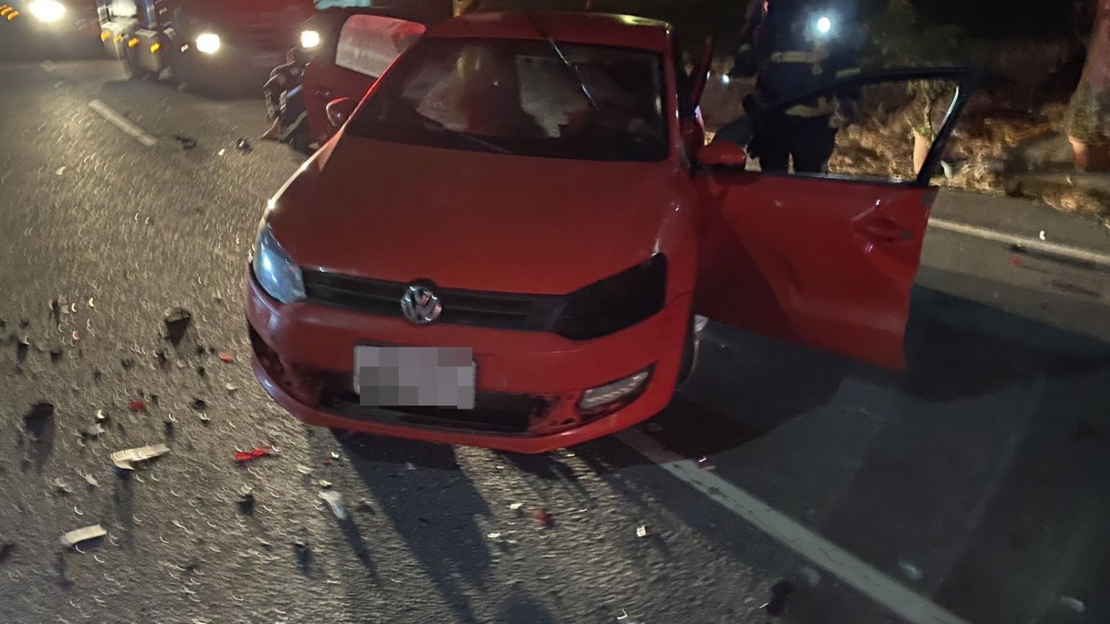小鋼炮暗夜碰撞國民神車　2敗俱傷 車上6人全送醫 - https://www.watchmedia01.com