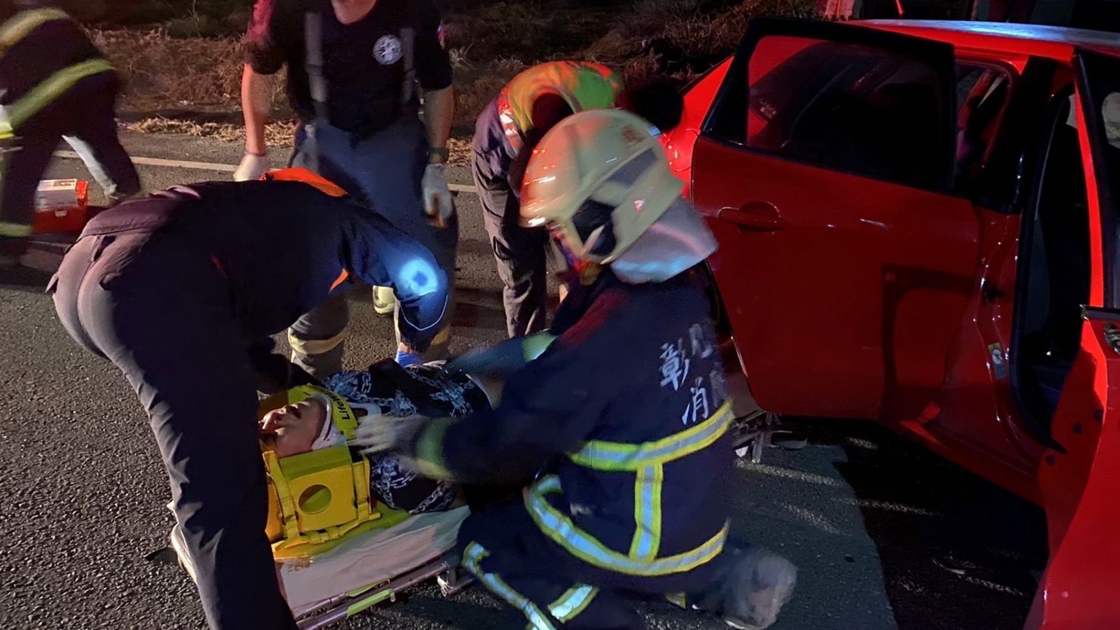 小鋼炮暗夜碰撞國民神車　2敗俱傷 車上6人全送醫 - https://www.watchmedia01.com