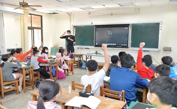 南投草屯國小推數位學習計畫有成　教育部司長肯定 - https://www.watchmedia01.com