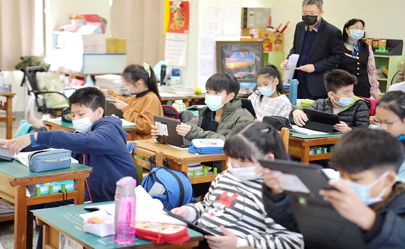 南投草屯國小推數位學習計畫有成　教育部司長肯定 - https://www.watchmedia01.com