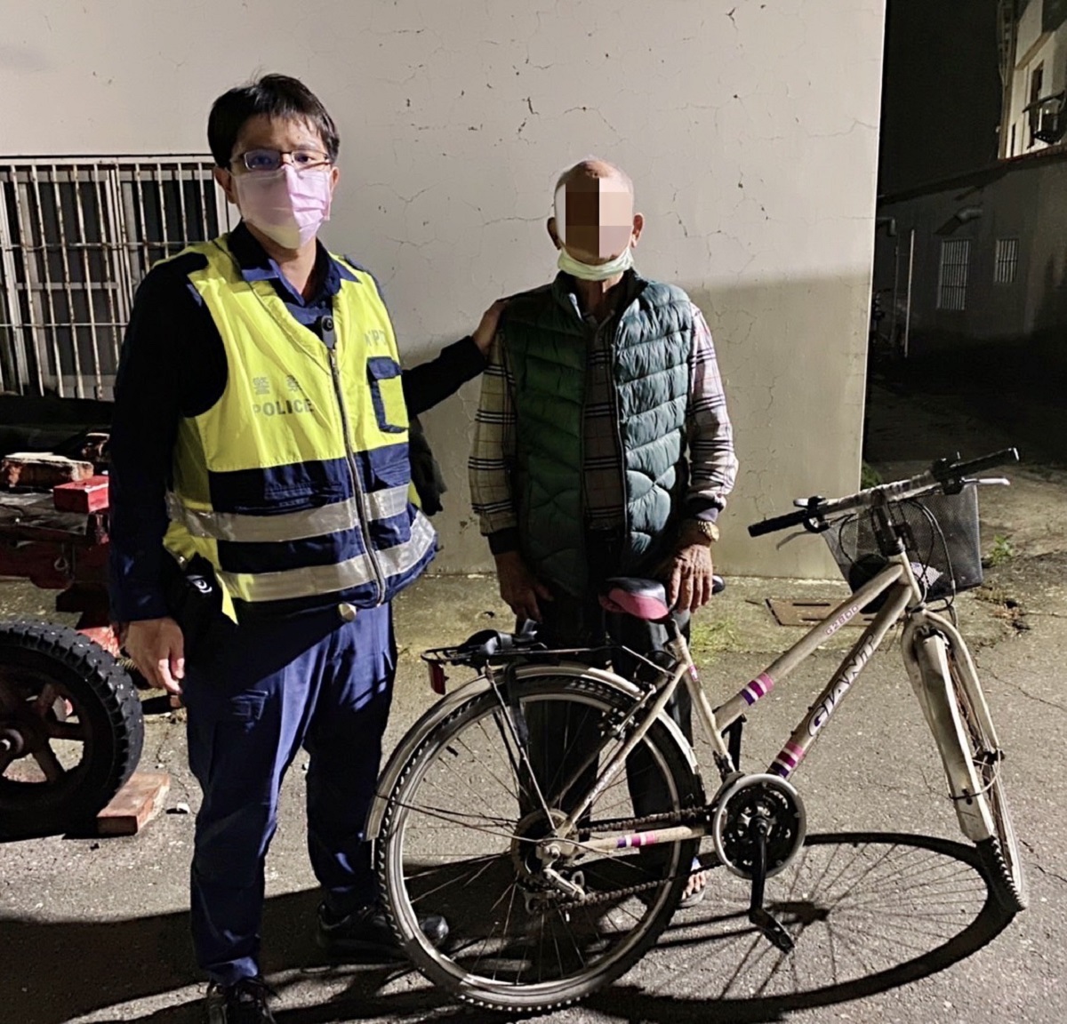迷途老翁騎乘鐵馬誤上快速道路 熱心警協助返家 - https://www.watchmedia01.com