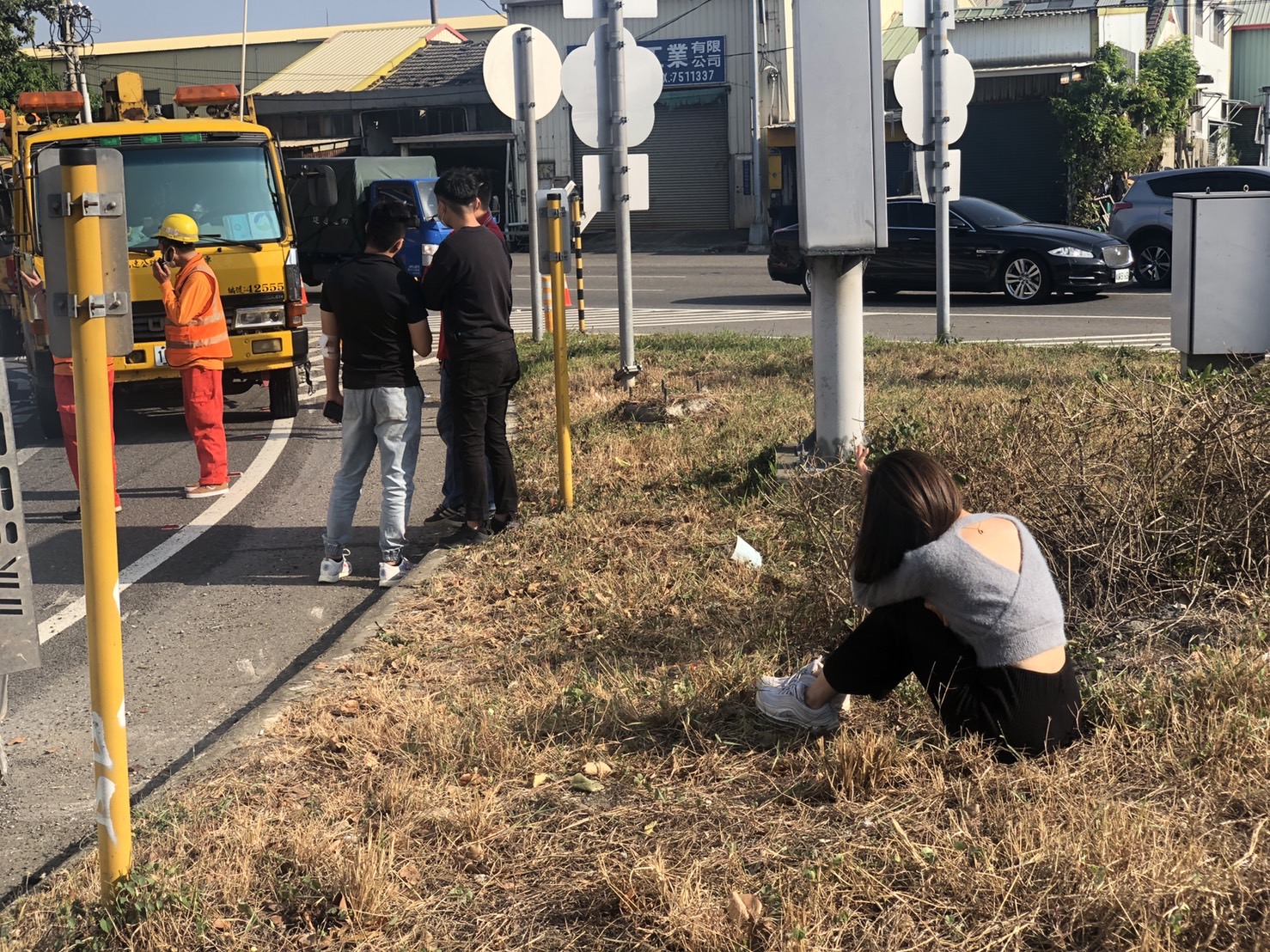 影／冷凍小貨車高速公路匝道入口翻覆　長髮妹成「嬌」點 - https://www.watchmedia01.com