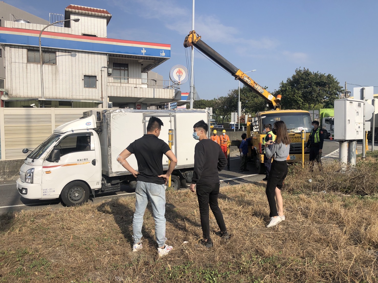 影／冷凍小貨車高速公路匝道入口翻覆　長髮妹成「嬌」點 - https://www.watchmedia01.com