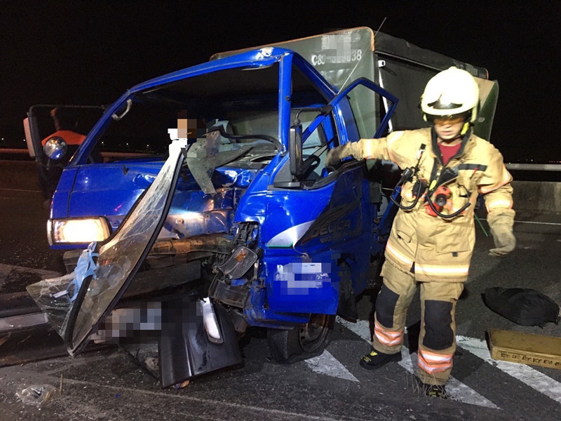 台86死亡車禍　貨車失控撞路燈１死1傷 - https://www.watchmedia01.com