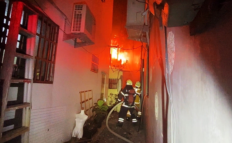 快訊（有影片）／高雄民宅大火烈焰爆出　一女子「驚嚇」送醫急救 - https://www.watchmedia01.com