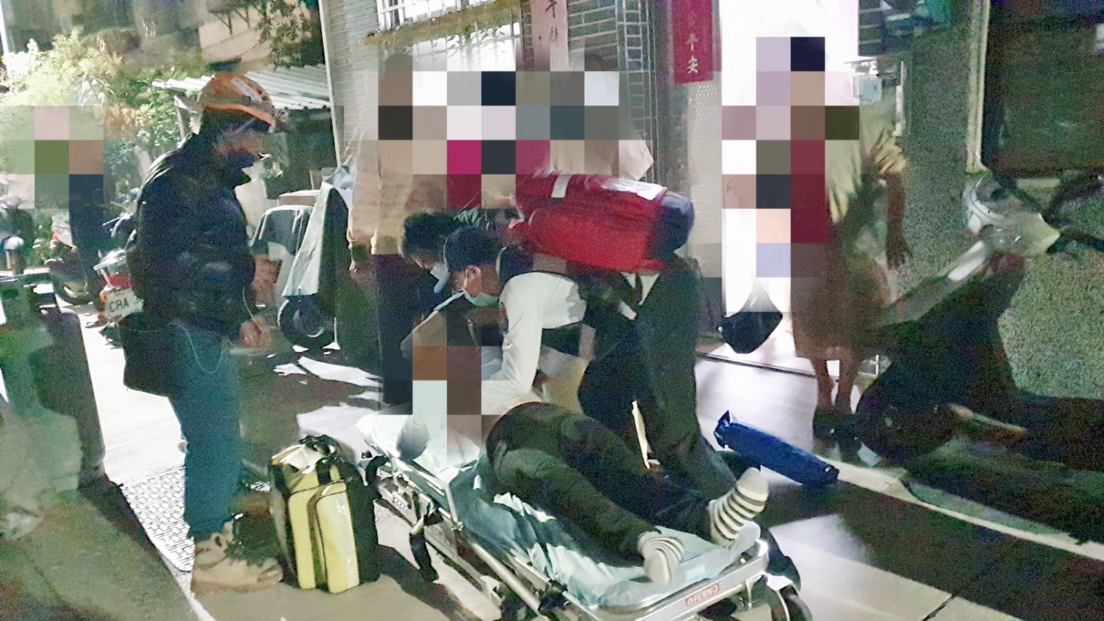 快訊（有影片）／高雄民宅大火烈焰爆出　一女子「驚嚇」送醫急救 - https://www.watchmedia01.com