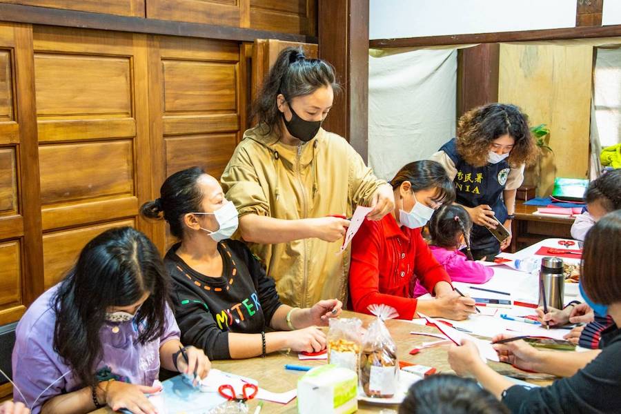 剪出「移」個未來　嘉義移民署邀新住民用神奇剪紙藝術歡慶移民節 - https://www.watchmedia01.com