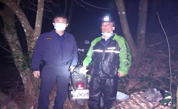 登山迷路車陷山林 仁愛暖警助脫困 - https://www.watchmedia01.com