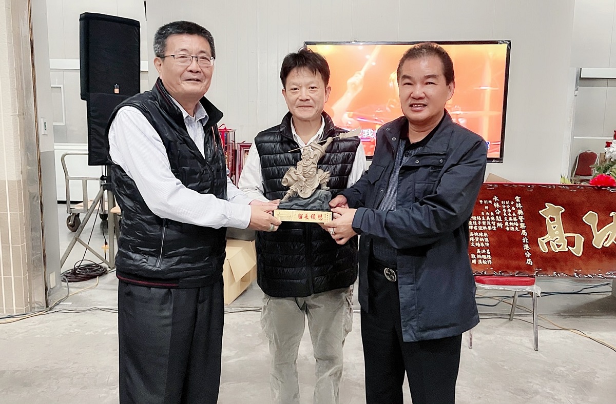 奉獻警職31載土厝所長李龍柏榮退　地方各界及仕紳齊送祝福 - https://www.watchmedia01.com