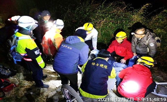 玉山寒峻低溫 排雲山莊人力揹負救援又出動了 - https://www.watchmedia01.com