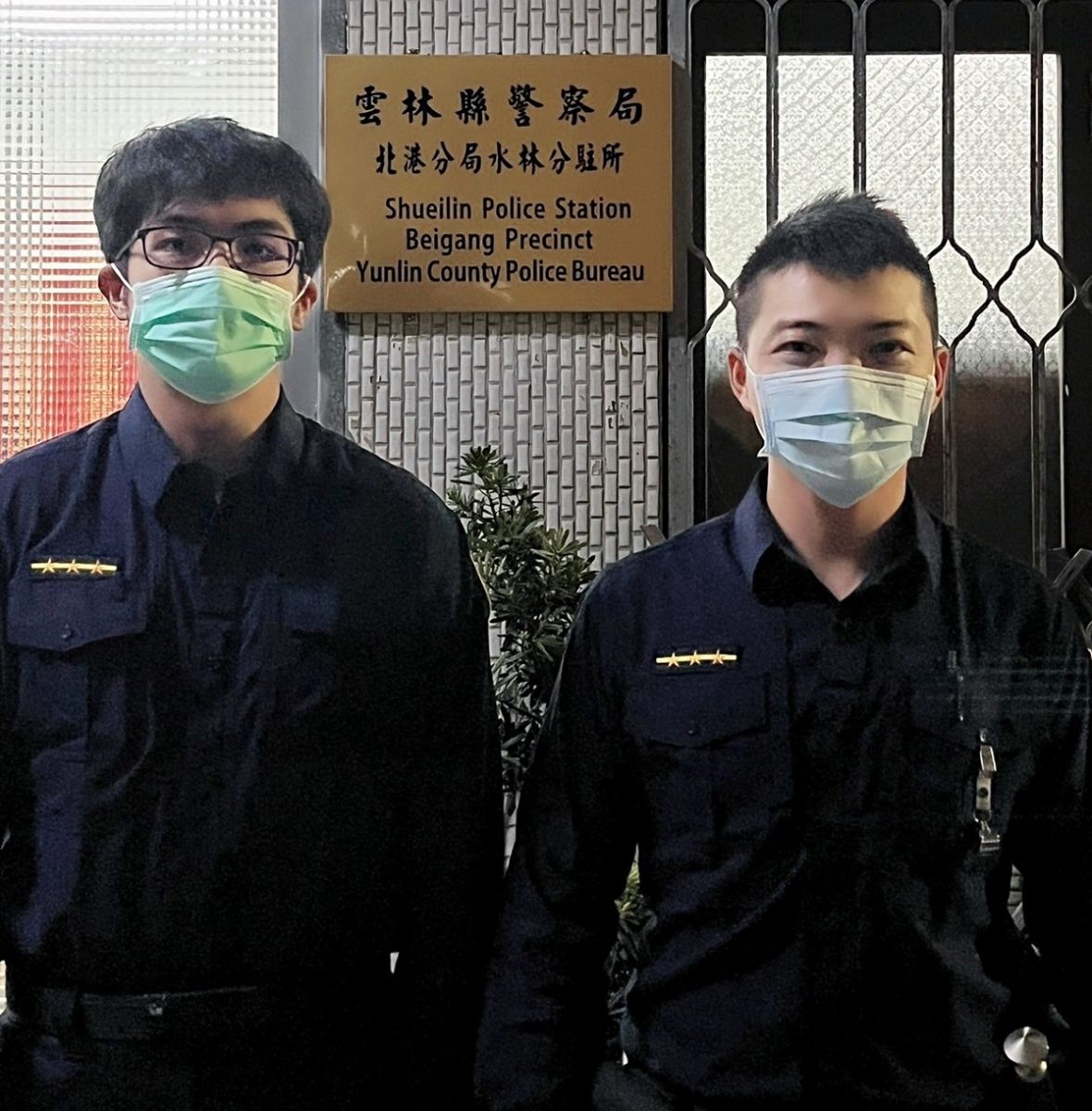 老翁體重150公斤跌坐爬不起　警以棉被當擔架合力抬 - https://www.watchmedia01.com