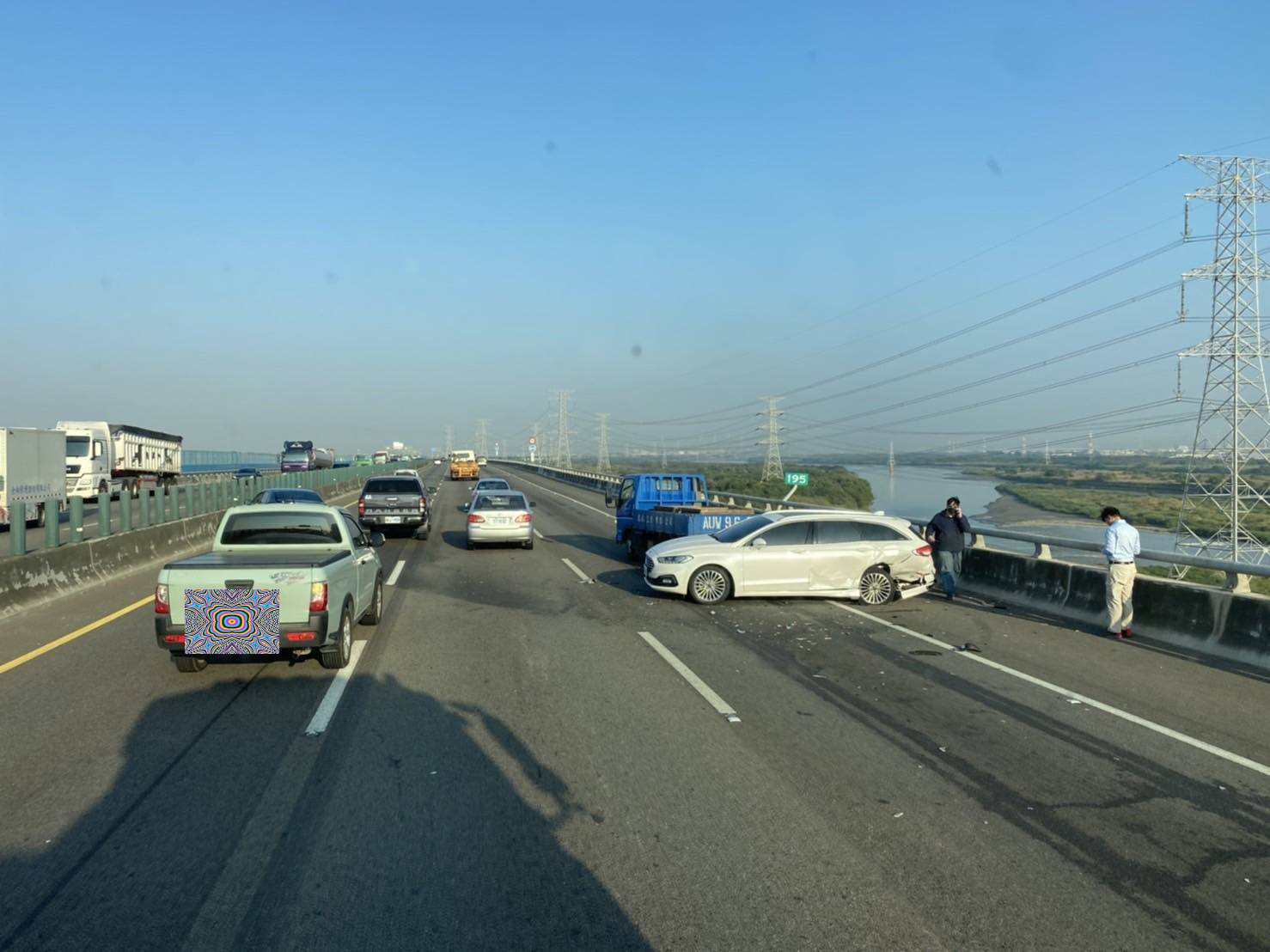 驚險連連！國3彰化3車追撞後貨車又翻覆 駕駛：方向盤像被控制 - https://www.watchmedia01.com