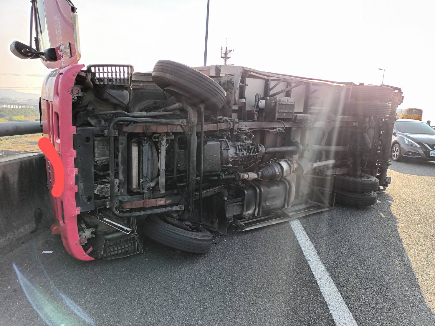驚險連連！國3彰化3車追撞後貨車又翻覆 駕駛：方向盤像被控制 - https://www.watchmedia01.com