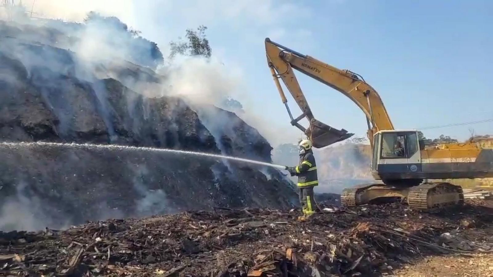 影／大火狂燒！疑遭人為縱火　非法建築事業廢棄物堆置場燒不停 - https://www.watchmedia01.com