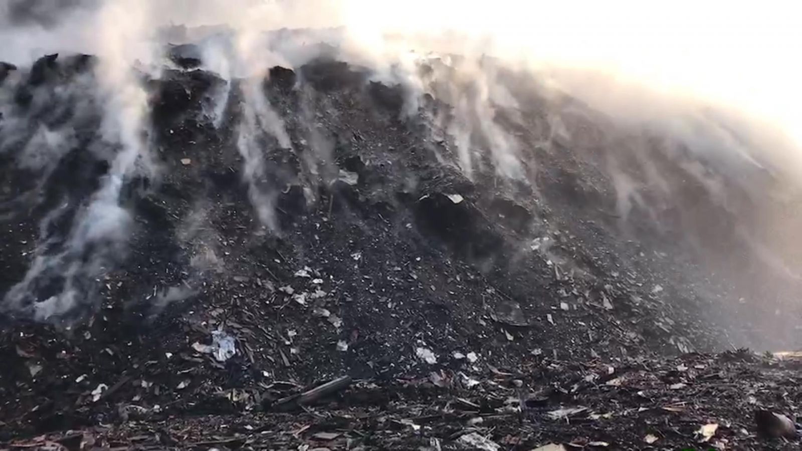 影／大火狂燒！疑遭人為縱火　非法建築事業廢棄物堆置場燒不停 - https://www.watchmedia01.com
