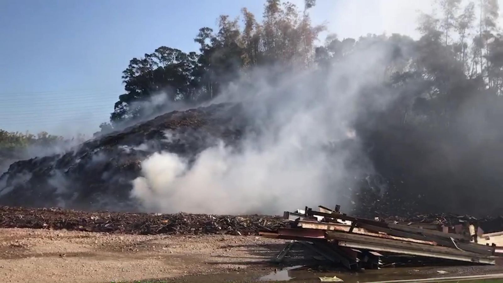 影／大火狂燒！疑遭人為縱火　非法建築事業廢棄物堆置場燒不停 - https://www.watchmedia01.com