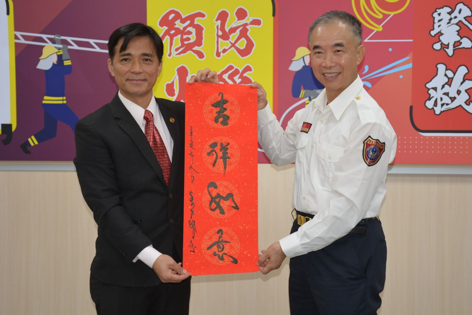 消防人員無懼逆行救災　陶藝大師李仁燿感佩贈墨寶 - https://www.watchmedia01.com