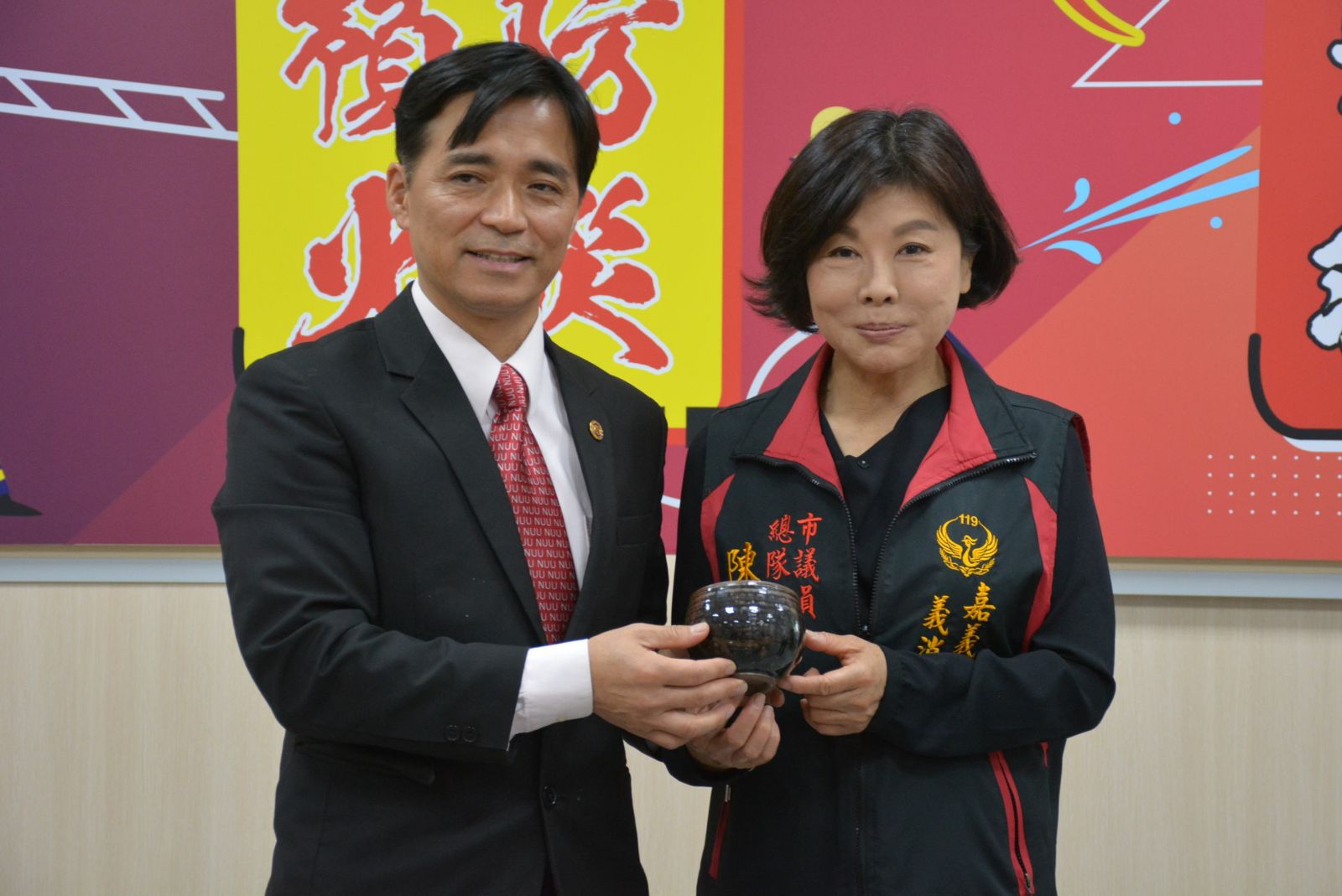 消防人員無懼逆行救災　陶藝大師李仁燿感佩贈墨寶 - https://www.watchmedia01.com