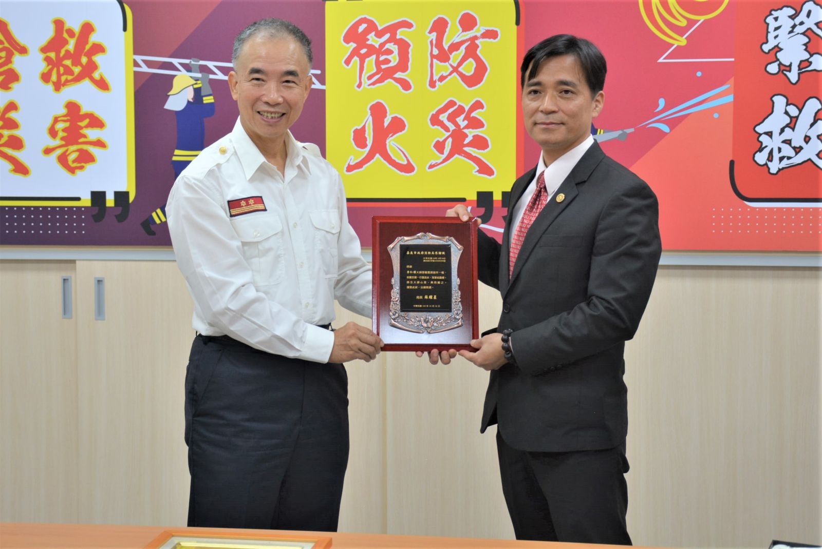 消防人員無懼逆行救災　陶藝大師李仁燿感佩贈墨寶 - https://www.watchmedia01.com