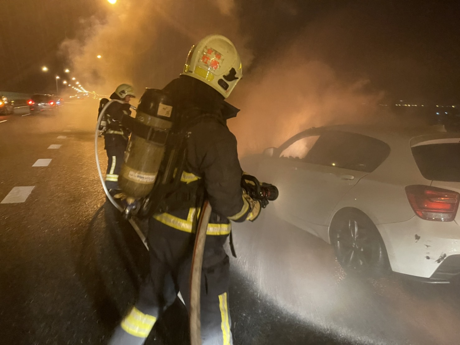 天眼發現國五深夜火燒車 駕駛逃車外未受波及 - https://www.watchmedia01.com