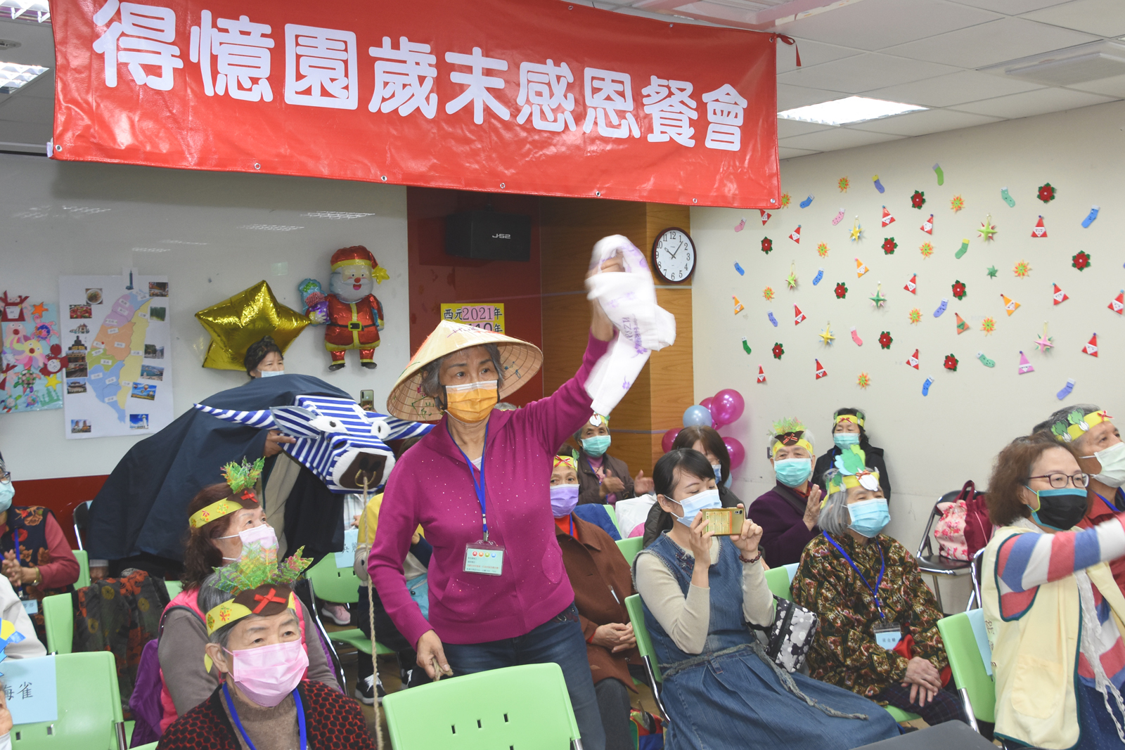 影／《我們都是一家人》 2021歲末感恩　得憶園失智社區據點送牛迎「福」 - https://www.watchmedia01.com