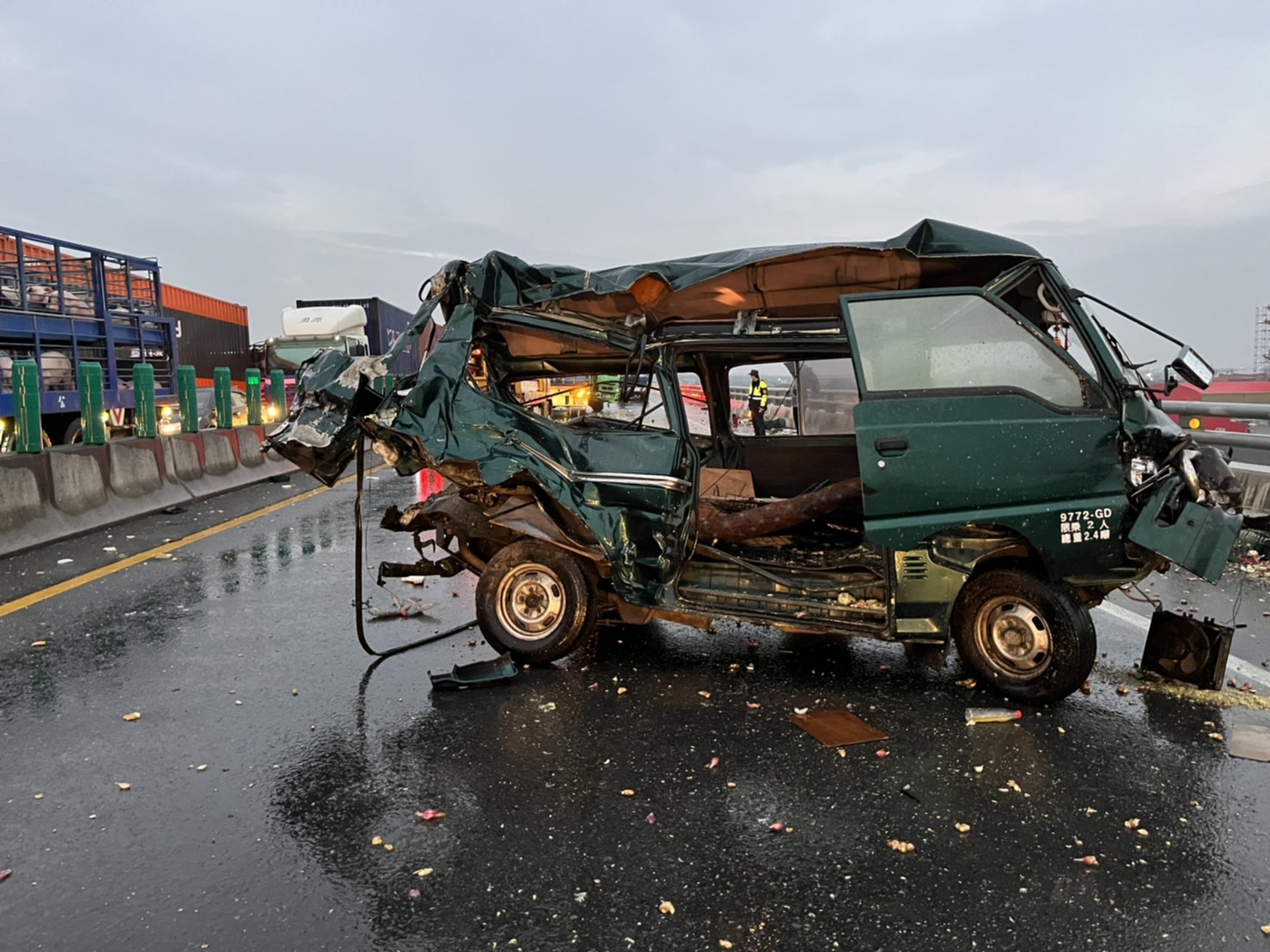 影／飛來橫禍！台61線追撞事故 貨櫃噴飛對向槽車閃不及車頭撞爛 - https://www.watchmedia01.com