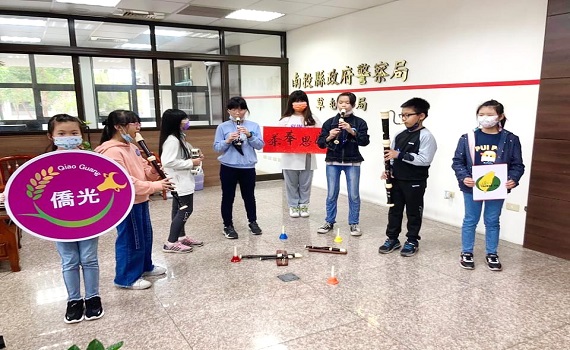 僑光國小師生至草屯分局奉茶 感謝員警為防疫付出 - https://www.watchmedia01.com