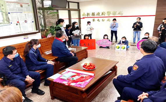 僑光國小師生至草屯分局奉茶 感謝員警為防疫付出 - https://www.watchmedia01.com