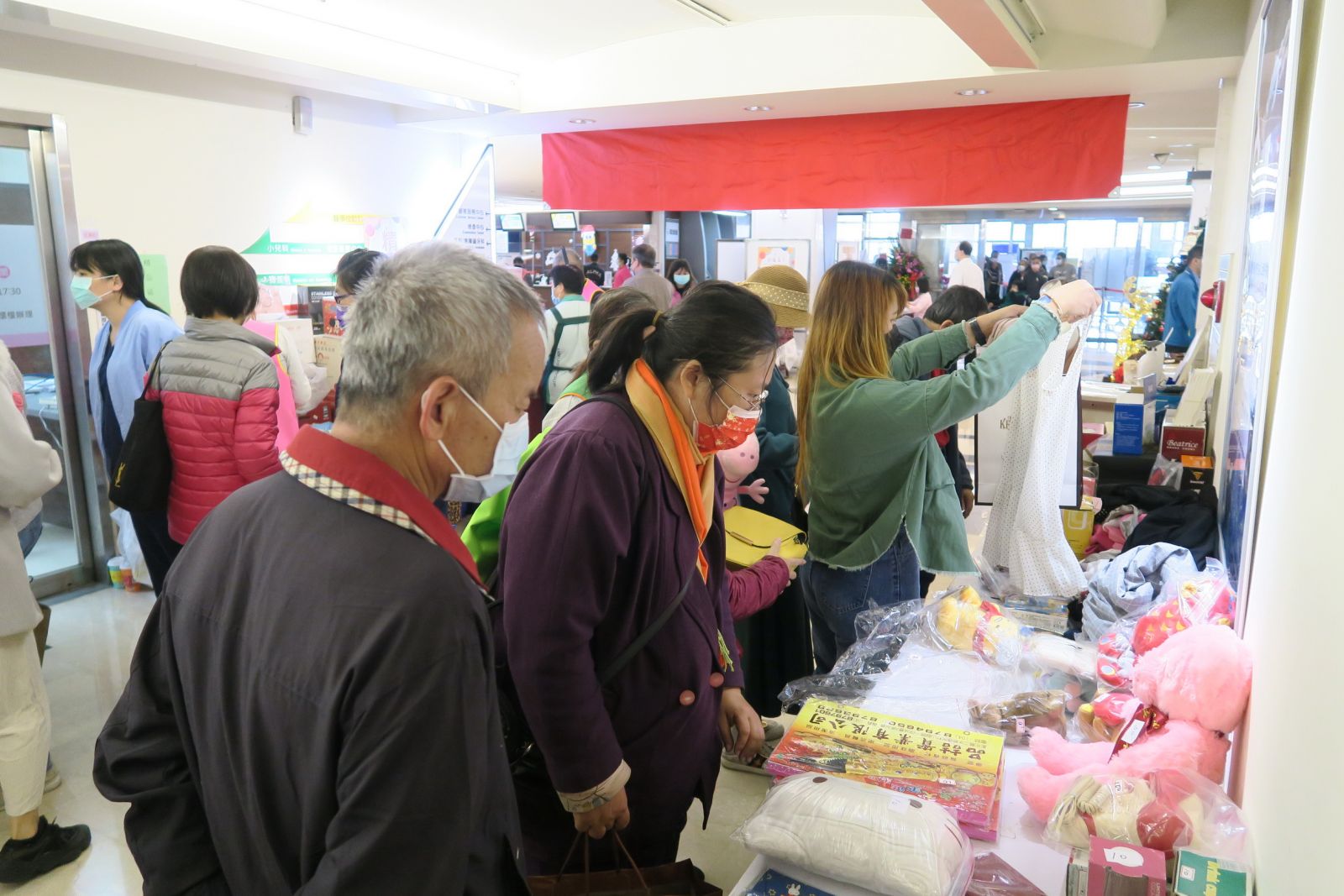影/彰醫53年院慶 天氣冷颼颼龜鹿二仙膠熱飲暖呼呼 - https://www.watchmedia01.com