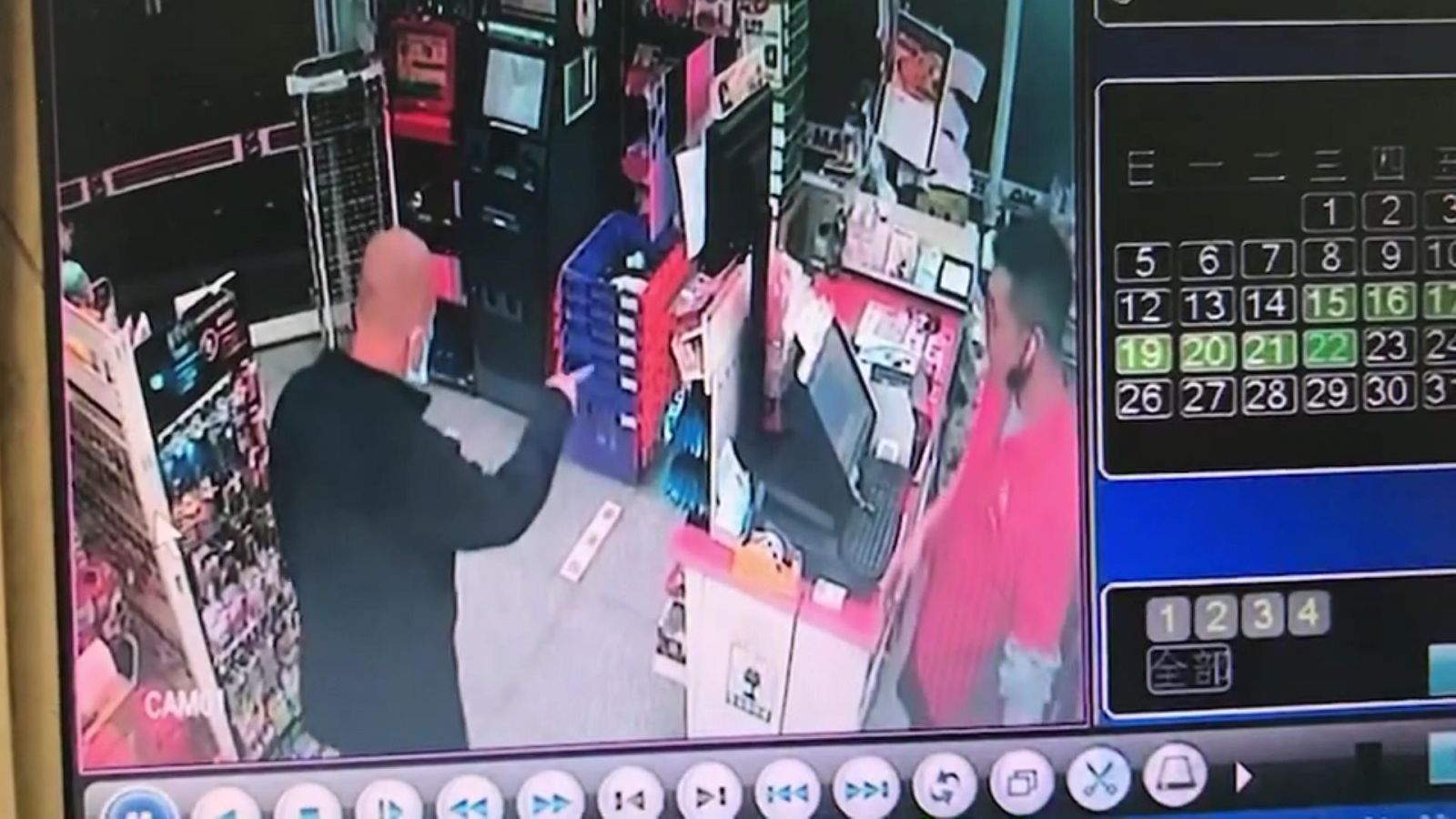 影／我要搶劫！光頭男想吃免錢牢飯「打劫」便利商店 警察來沒反抗 - https://www.watchmedia01.com