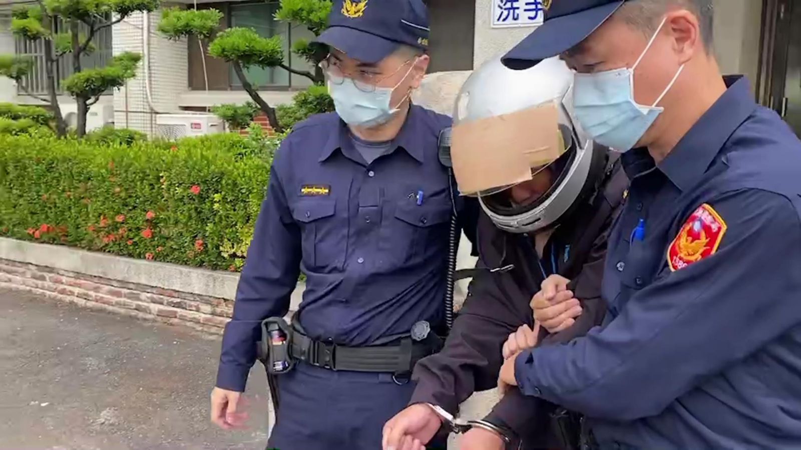 影／我要搶劫！光頭男想吃免錢牢飯「打劫」便利商店 警察來沒反抗 - https://www.watchmedia01.com
