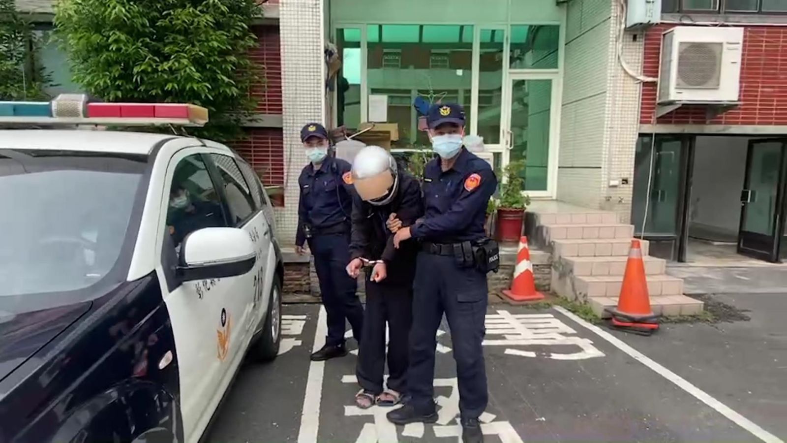 影／我要搶劫！光頭男想吃免錢牢飯「打劫」便利商店 警察來沒反抗 - https://www.watchmedia01.com