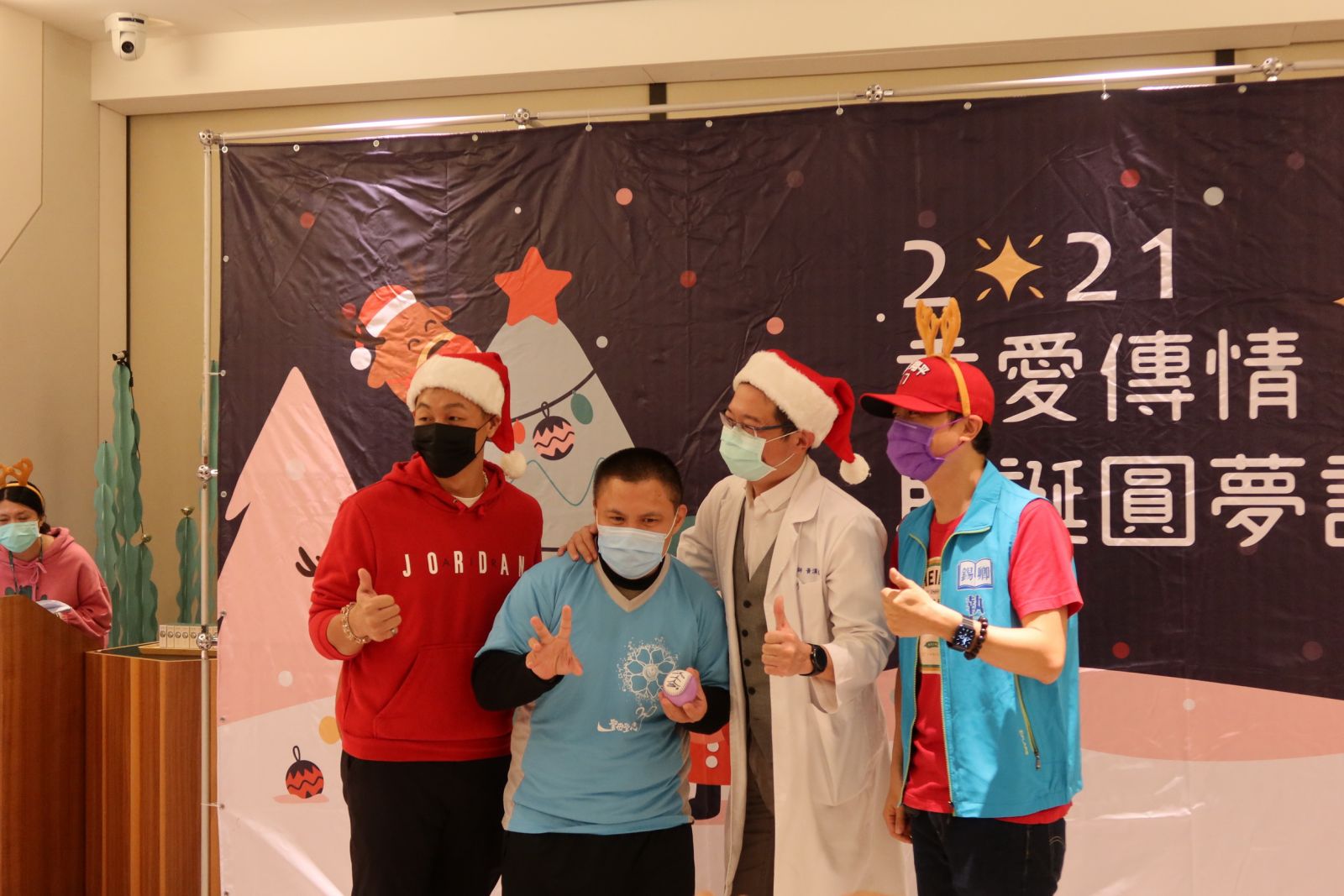 影／悍將「神全」現身送簽名球　2021秀愛傳情耶誕圓夢幫弱勢圓願望 - https://www.watchmedia01.com