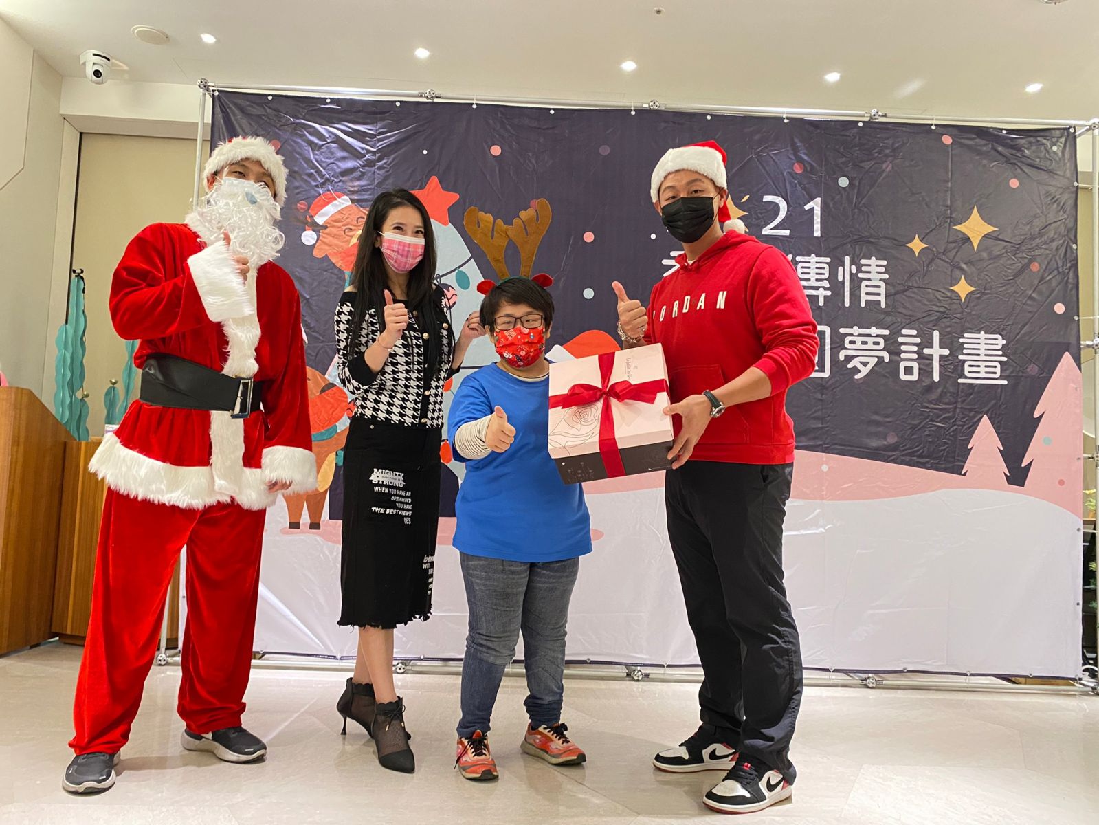 影／悍將「神全」現身送簽名球　2021秀愛傳情耶誕圓夢幫弱勢圓願望 - https://www.watchmedia01.com