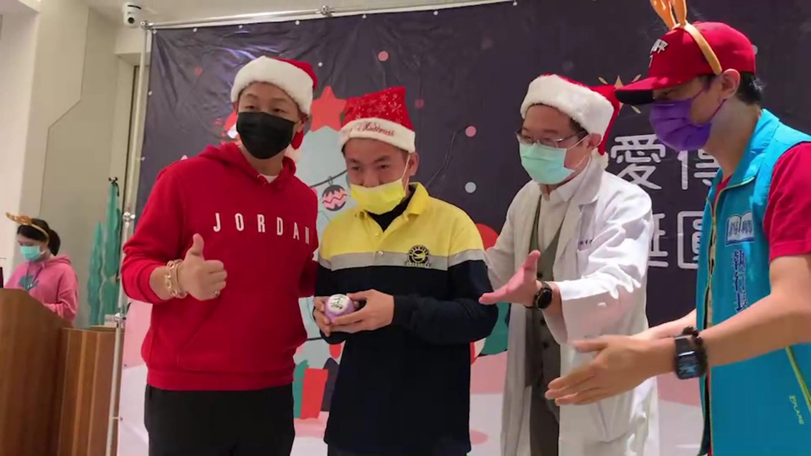 影／悍將「神全」現身送簽名球　2021秀愛傳情耶誕圓夢幫弱勢圓願望 - https://www.watchmedia01.com